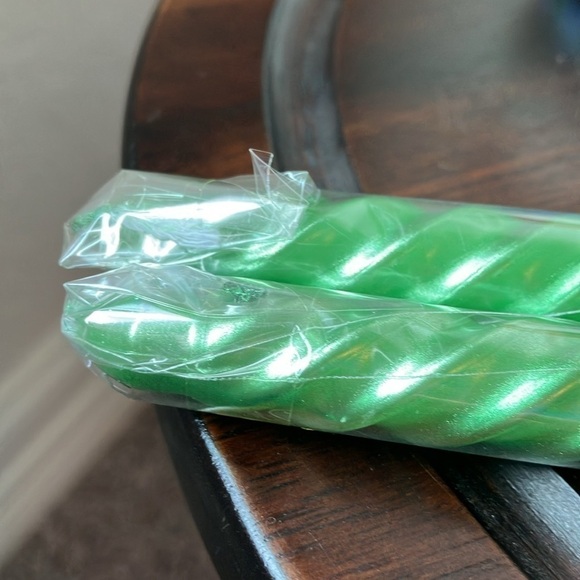 Unbranded: Snowmen tapered candle holders- lot of 2- includes 2 green candles - Picture 13 of 14